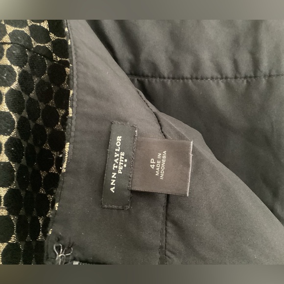 - Ann Taylor LOFT pencil skirt. Black gold above knee size 4p - Picture 4 of 4
